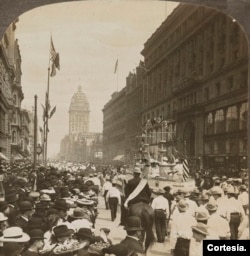 Esta tarjeta estereoscópica muestra el Market St., al noreste de Powell St. en San Francisco, California, en el desfile del Día del Trabajo de 1906. División de Grabados y Fotografías, Biblioteca del Congreso de EEUU.