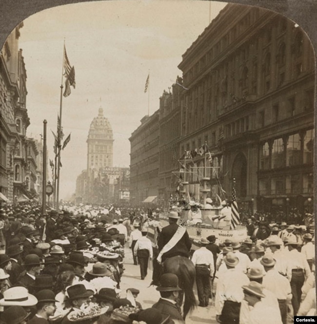 Esta tarjeta estereoscópica muestra el Market St., al noreste de Powell St. en San Francisco, California, en el desfile del Día del Trabajo de 1906. División de Grabados y Fotografías, Biblioteca del Congreso de EEUU.