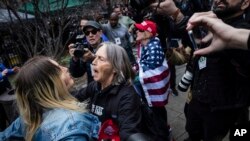 对立的抗议者在纽约曼哈顿地区检察官办公室街对面争论。(2023年4月4日)