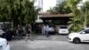 El expresidente panameño Ricardo Martinelli pidió asilo y se refugió en la embajada de Nicaragua en Ciudad de Panamá. Puede verse a miembros de la prensa en los alrededores de la sede diplomática, el 7 de febrero de 2024.