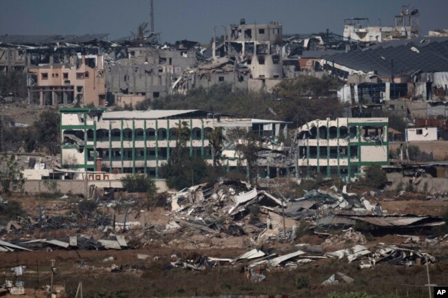 Sejumlah lahan pertanian dan gedung-gedung yang hancur di Jalur Gaza tampak dari bagian selatan Israel, Jumat, 22 Desember 2023. (Foto: Leo Correa/AP Photo)