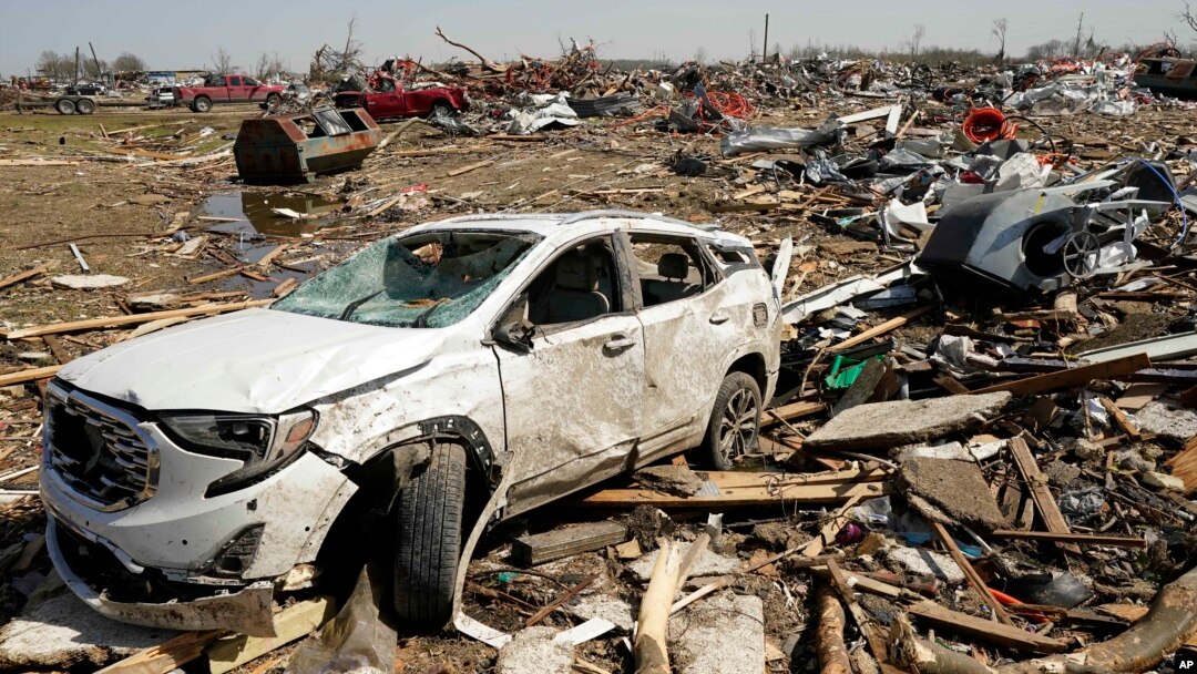 Sebuah mobil yang rusak diterjang tornado di Rolling Fork pada Jumat (24/3) malam menunggu untuk dibersihkan, Sabtu, 25 Maret 2023. (Foto: Rogelio V. Solis/AP Photo)
