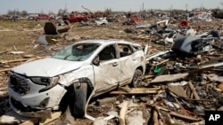 Sebuah mobil yang rusak diterjang tornado di Rolling Fork pada Jumat (24/3) malam menunggu untuk dibersihkan, Sabtu, 25 Maret 2023. (Foto: Rogelio V. Solis/AP Photo)