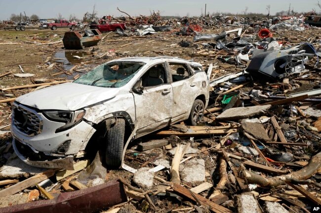 Un vehículo espera ser retirado, el 25 de marzo de 2023, luego de ser destruido por un tornado el viernes por la noche que azotó Rolling Fork, Mississippi.