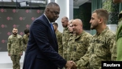 El secretario de Defensa de Estados Unidos, Lloyd Austin, estrecha la mano de militares ucranianos en Kiev, el 20 de noviembre de 2023. [La foto fue cedida a Reuters mediante un folleto por el Comandante en Jefe de las Fuerzas Armadas de Ucrania].