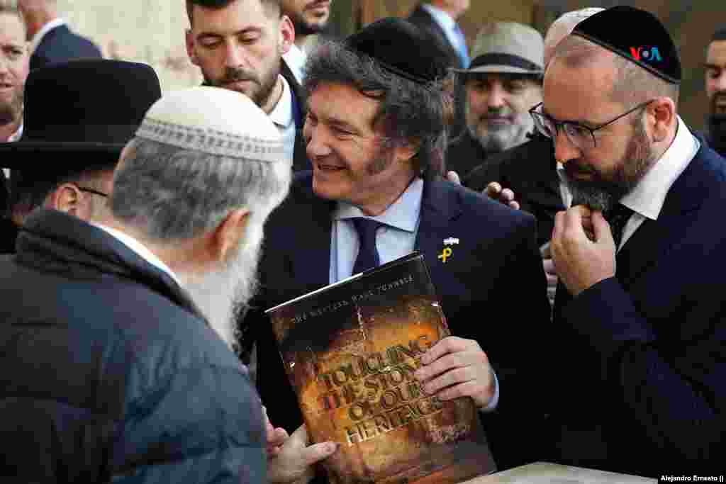 El presidente de Argentina, Javier Milei, conversa con varios rabinos en el Muro de las Lamentaciones, en Jerusalén. 