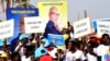 Des manifestants de l'opposition sénégalaise brandissant des photos de l'ancien ministre Karim Wade lors d'une marche pour exiger la transparence lors des élections, à Dakar, le 29 novembre 2018. (Archives)