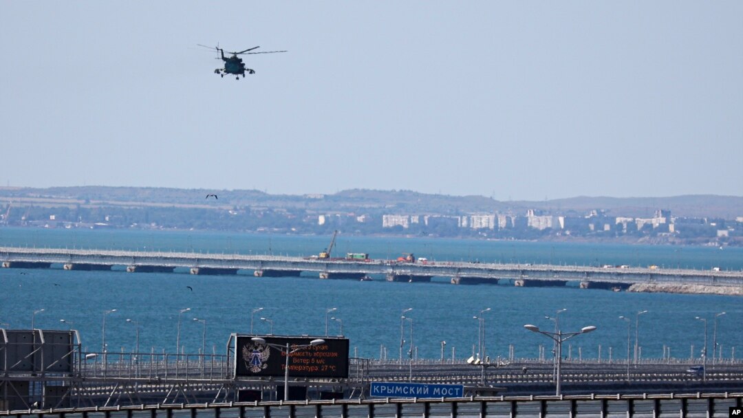 Ruski vojni helikopter leti iznad Krimskog mosta, arhivska footografija