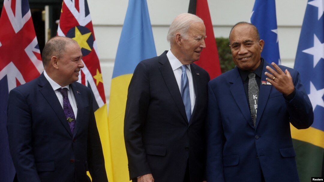 Tổng thống Mỹ Joe Biden trò chuyện với Tổng thống Kiribati Taneti Maamau, đứng bên cạnh là Thủ tướng Quần đảo Cook Mark Brown tại thượng đỉnh hôm 25/9. 