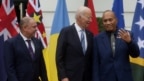 Tổng thống Mỹ Joe Biden, giữa, nói chuyện với Tổng thống Kiribati Taneti Maamau, phải, và Thủ tướng Quần đảo Cook Mark Brown, trái, tại Hội nghị Thượng đỉnh các nhà lãnh đạo các Đảo quốc Thái Bình Dương, ở Tòa Bạch Ốc ngày 25/9/2023.