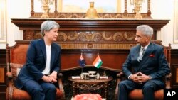 Menteri Luar Negeri Australia Penny Wong (kiri) dan Menteri Luar Negeri India Subramanyam Jaishankar dalam Dialog 2+2 India-Australia di New Delhi, India, Selasa , 21 November 2023. (Twitter Menlu India Subramanyam Jaishankar via AP)