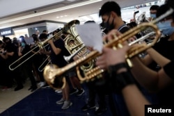 在香港反送中運動期間一組音樂演奏者在九龍塘的一家商場演奏《願榮光歸香港 》。（2019年9月18日）