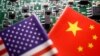 Banderas de China y Estados Unidos se muestran en una placa de circuito impreso con chips semiconductores, en esta fotografía ilustrativa tomada el 17 de febrero de 2023.