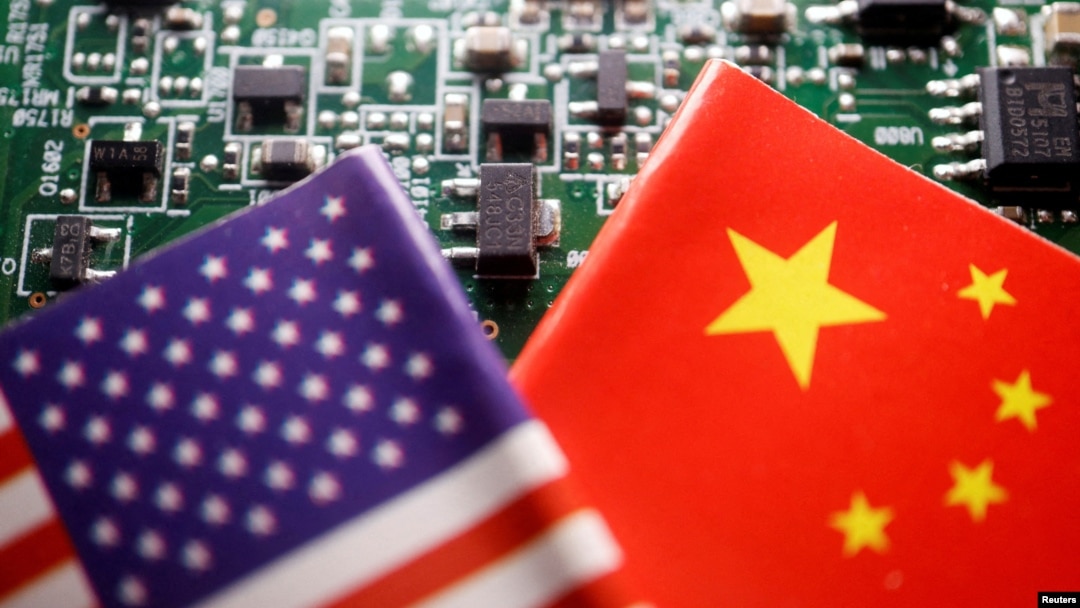 Banderas de China y Estados Unidos se muestran en una placa de circuito impreso con chips semiconductores, en esta fotografía ilustrativa tomada el 17 de febrero de 2023.