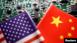 Banderas de China y Estados Unidos se muestran en una placa de circuito impreso con chips semiconductores, en esta fotografía ilustrativa tomada el 17 de febrero de 2023.