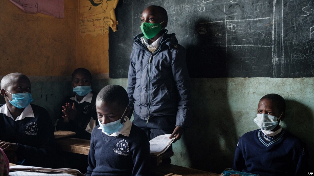 Wanafunzi wa shule ya msingi iliyoko katika kituo cha kulelea watoto yatima cha Miracle and Victory huko Kibera Nairobi.