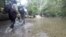 Un grupo de migrantes atraviesan un río en el Tapón del Darién. [Foto: Federico Buelvas, VOA]