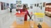 솔로몬제도 총선에서 투표지를 투표함에 넣고 있는 여성 유권자 (자료사진)