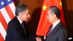 Ngoại trưởng Mỹ Antony Blinken (trái) và Bộ trưởng Ngoại giao Trung Quốc Vương Nghị bắt tay khi gặp gỡ tại Hội nghị An ninh Munich, ở Munich, Đức, ngày 16 tháng 2 năm 2024.