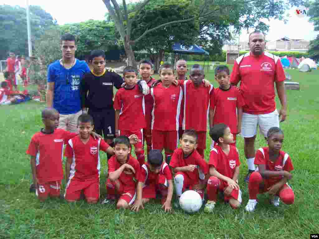 Linda Caicedo tenía su destino escrito en fútbol. Así lo asegura Diego Vásquez, su primer entrenador y quien la recibió en el Club Deportivo Real Juanchito en el Valle del Cauca, cuando ella tenía cinco años.