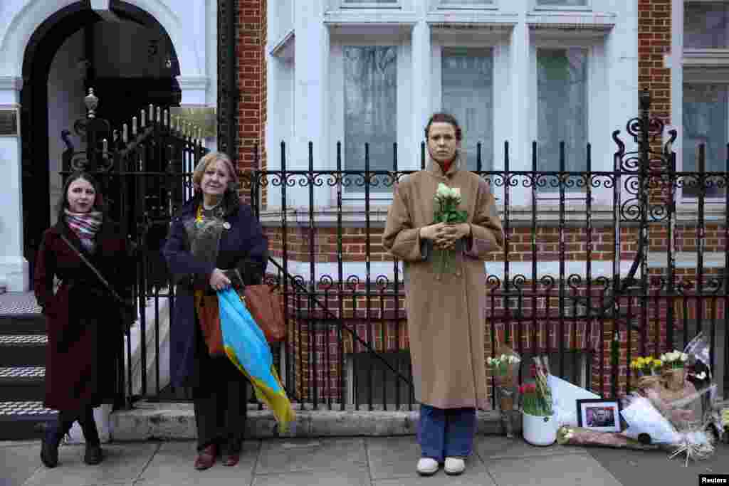 Ruskinje Ana i Anastazija i Alison iz Škotske odaju počast Navalnom ispred ruske ambasade u Londonu (Foto: REUTERS/Hollie Adams)