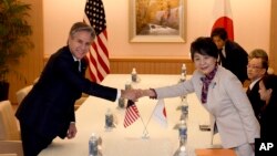 Sekrete Deta Ameriken Antony Blinken (a goch) salye Minis Afe Etranje Japonez Yoko Kamikawa anvan yon rankont bilateral nan Tokyo, 7 Nov. 2023. 