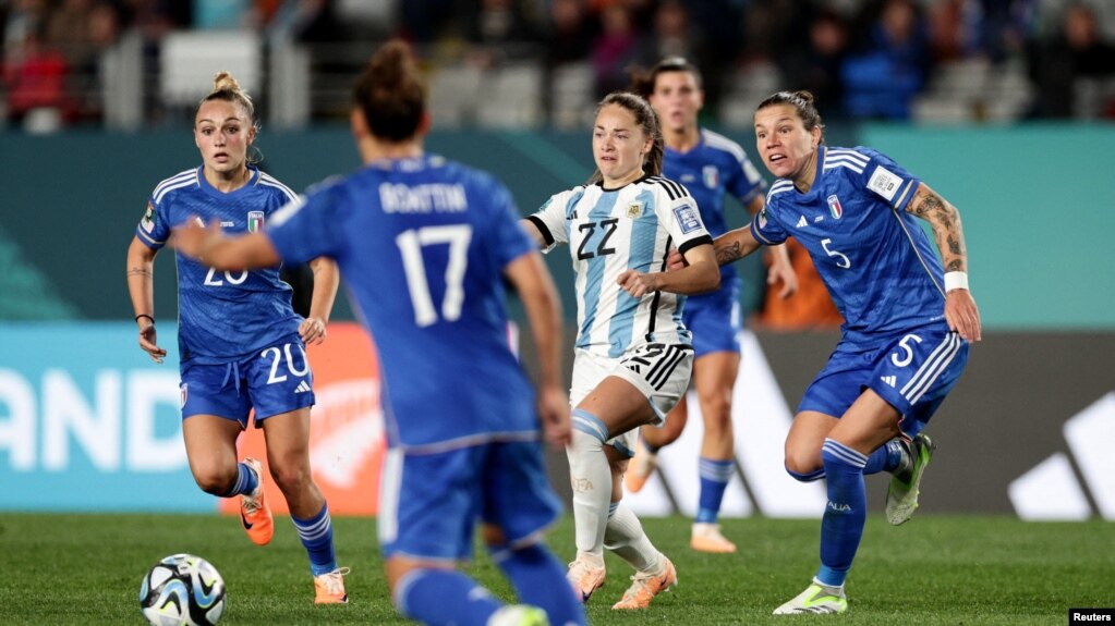 Estefania Banini de Argentina en acción con Elena Linari de Italia el 24 de julio de 2023 en el Mundial Femenino de la FIFA en Auckland, Nueva Zelanda. REUTERS/David Rowland