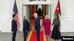 Prezident Co Bayden və birinci xanım Cil Bayden İordaniya Kralı Abdullah, Kraliça Rania və Vəliəhd Şahzadə Hüseyni Ağ Evdə qarşılayırlar, Vaşinqton, 12 fevral 2024.