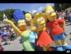 FILE - Karakter dari The Simpsons berpose sebelum pemutaran perdana "The Simpsons Movie", Springfield, Vermont, 21 Juli 2007. Walt Disney Co. menghapus sebuah episode dari serial The Simpsons yang menyiratkan "kamp kerja paksa" di China dari layanan streamingnya di Hong Kong.(AP)