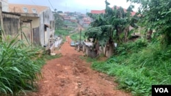 Le mauvais état de l’une des voies d’accès du quartier Elig Edou, à Yaoundé le 26 juin 2024 (Emmanuel Jules Ntap / VOA)