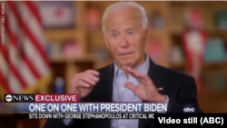 El presidente de EEUU, Joe Biden, habla en una entrevista televisada con la caddena ABC transmitida el 5 de julio de 2024.