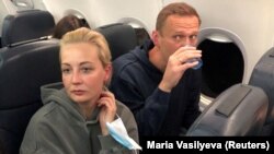 Алексей Навального и Юлия Навальная на борту самолета во время перелета из Берлина в Москву, 17 января 2021 года