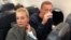 Алексей Навального и Юлия Навальная на борту самолета во время перелета из Берлина в Москву, 17 января 2021 года