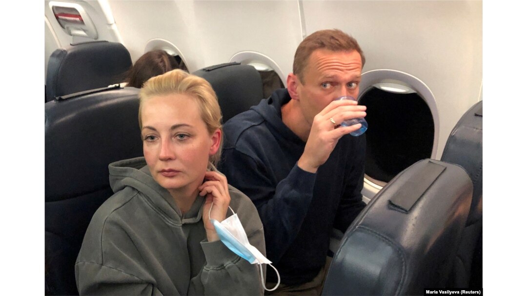 Pemimpin oposisi Rusia Alexey Navalny dan istrinya Yulia Navalnaya terlihat berada di dalam pesawat selama penerbangan dari Berlin ke Moskow, 17 Januari 2021. (Foto: REUTERS/Maria Vasilyeva)