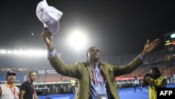 Nwankwo Kanu célèbre la victoire de son équipe lors du match contre l'Afrique du Sud, Le Caire, le 9 juillet 2019.