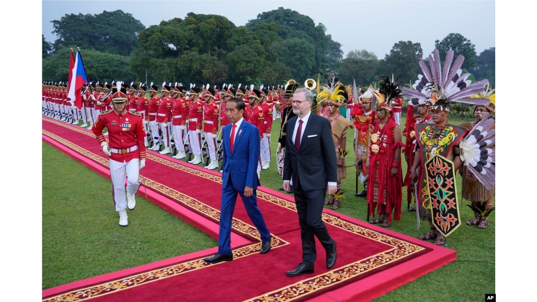 Perdana Menteri Ceko Petr Fiala (kanan), didampingi oleh Presiden Indonesia Joko Widodo (kiri), memeriksa pasukan kehormatan setibanya di Istana Kepresidenan di Bogor, Jawa Barat, Selasa, 18 April 2023.(AP/Achmad Ibrahim)