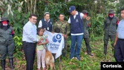 Imágenes de la entrega de la sargento y su familia a la Defensoría del Pueblo de Colombia. [Foto: Cortesía de la Defensoría del Pueblo de Colombia].