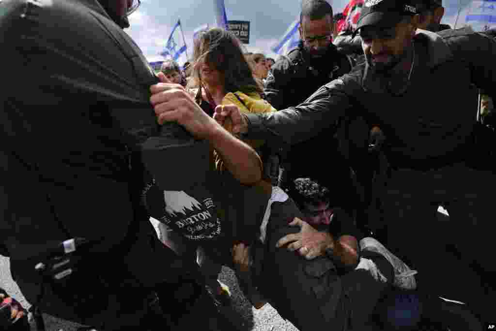 Israelis scuffles with police during a protest against Prime Minister Benjamin Netanyahu&#39;s judicial overhaul plan outside the parliament in Jerusalem.