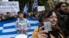Një pjesëmarrëse mban në dorë një ikonë gjatë protestave në Greqi kundër projektligjit për martesat e së njëjtës gjini