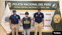 Efectivos de la Interpol Lima detuvieron a Eddie Manuel Núñez Santos, requerido por las autoridades de Nueva York por amenazas a la comunicación interestatal, tentativa de explotación sexual de menores, entre otros delitos. [Foto: Twitter Policía de Perú]