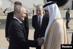 Presiden Rusia Vladimir Putin disambut oleh Menteri Luar Negeri Uni Emirat Arab Sheikh Abdullah bin Zayed bin Sultan Al Nahyan setibanya di Bandara Internasional Abu Dhabi, Uni Emirat Arab, 6 Desember 2023. (Sputnik/Andrey Gordeev/Pool via REUTERS)