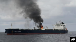 آرشیو - یک نفتکش آتش گرفته در خلیج عدن