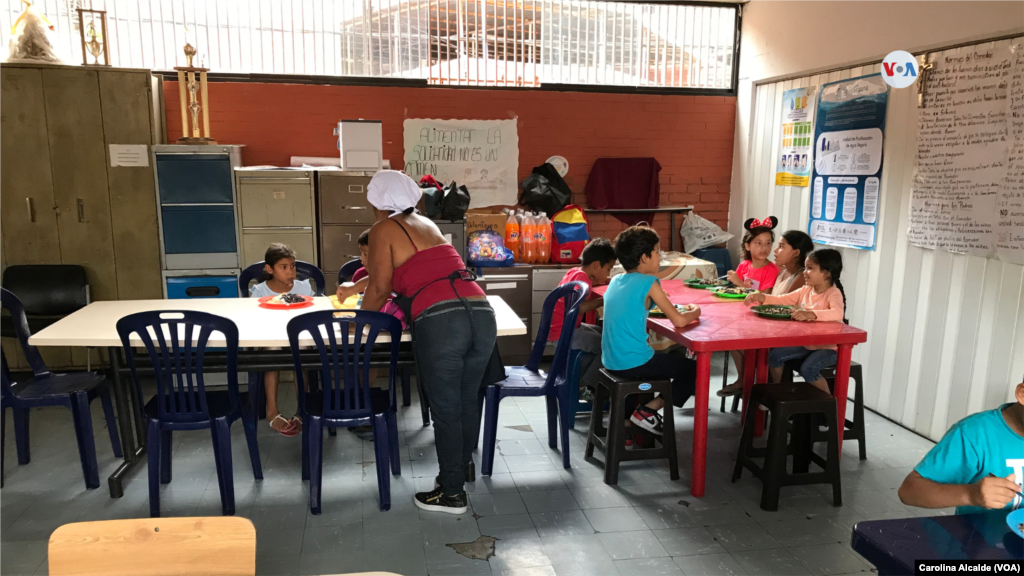 Un grupo de niños almuerza puntualmente en el comedor. En varios casos, es el único plato fuerte que consumen en el día.&nbsp;