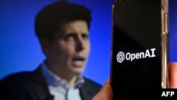 ILUSTRASI- Layar ponsel pintar menampilkan logo OpenAI disandingkan dengan layar yang menampilkan foto mantan CEO OpenAI Sam Altman saat menghadiri Kerja Sama Ekonomi Asia-Pasifik (APEC) Leaders' Week di San Francisco, California, 16 November 2023. (OLIVIER DOULIERY / AFP)