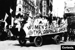 Miembros del Sindicato Tipográfico Auxiliar de Mujeres participaron en un desfile del Día del Trabajo de 1909 en la ciudad de Nueva York, fondo Biblioteca del Congreso de EEUU.