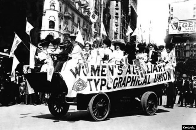 Miembros del Sindicato Tipográfico Auxiliar de Mujeres participaron en un desfile del Día del Trabajo de 1909 en la ciudad de Nueva York, fondo Biblioteca del Congreso de EEUU.