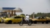 ARCHIVES - Des véhicules passent devant une station-service dans une rue de N'Djamena, au Tchad, le dimanche 25 avril 2021.