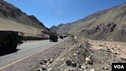 An army convoy on its way to Ladakh in India (Bilal Hussain/VOA)