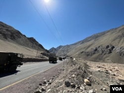 An army convoy on its way to Ladakh in India (Bilal Hussain/VOA)