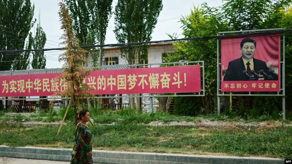 资料照片：新疆莎车县街头的习近平像与宣传标语。(2023年7月16日)(photo:VOA)